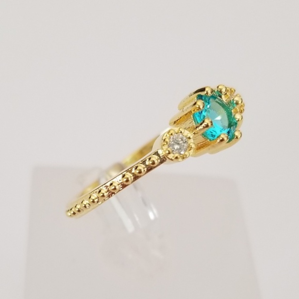Beautiful Topaz Blue Gold Ring - Picture 4 of 8